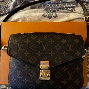 Louis Vuitton Pochette Metis in very good  condition. Made in France